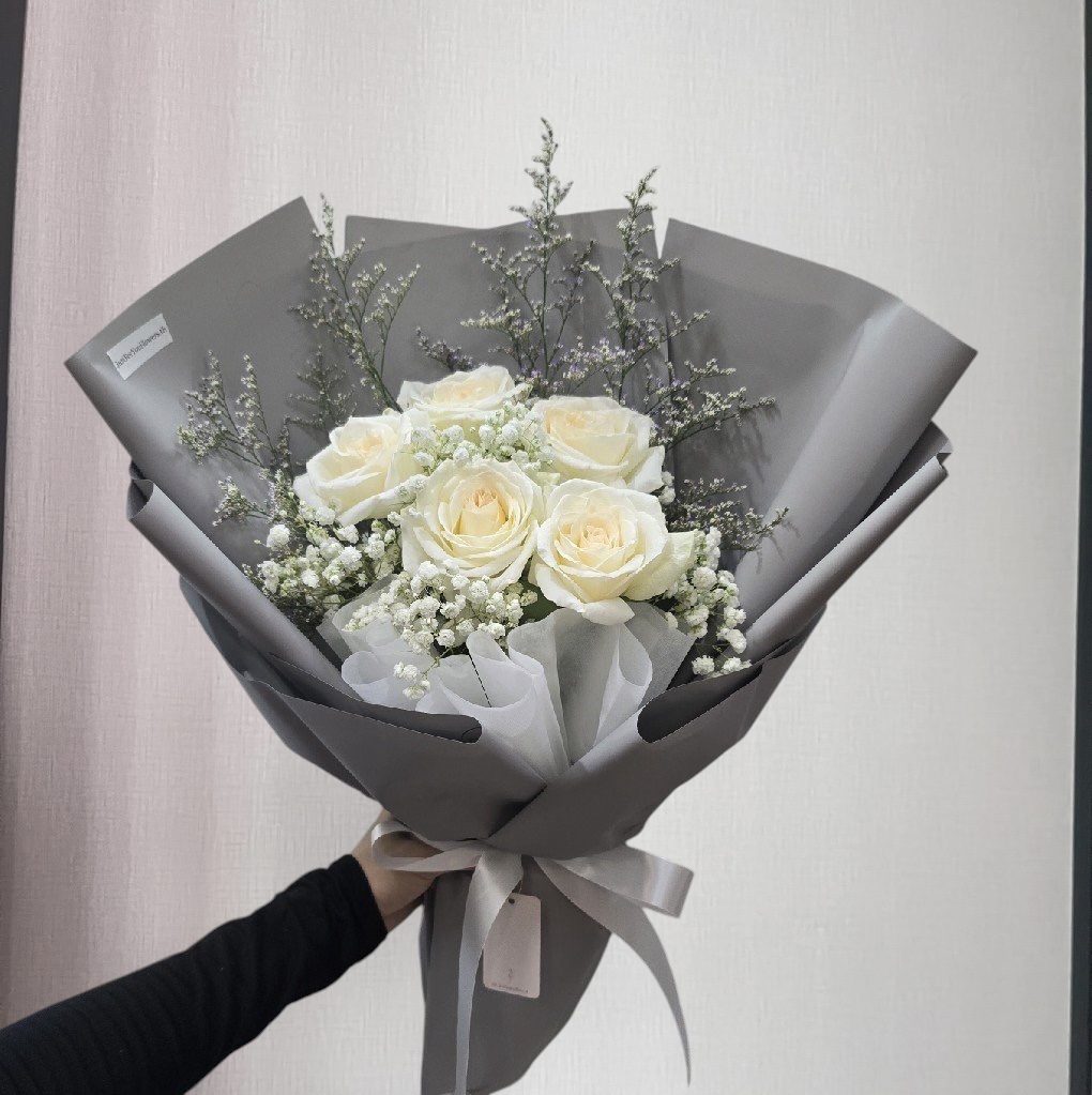 Mini 5 Roses with Baby’s Breath